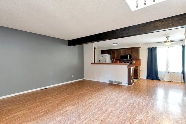 Building Photo - 2 bed 1 bath Townhome with a 2 car garage