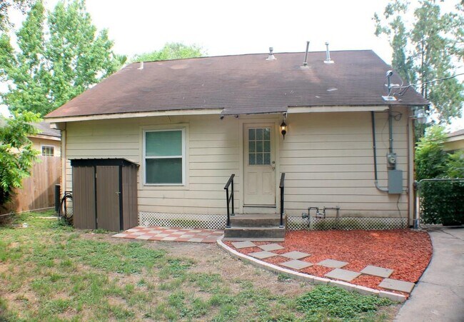 Building Photo - 8241 Glenview Dr
