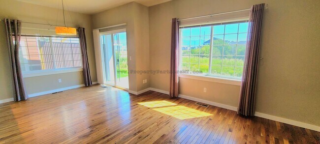 Building Photo - (August Free!) Beautiful 3 Bed 2.5 Bath To...