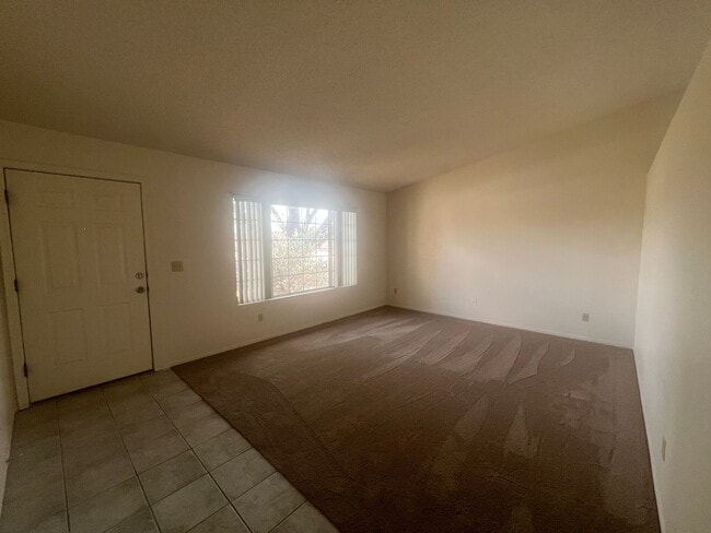 Building Photo - NICE 3 BEDROOM IN RITA RANCH WITH GREAT FL...