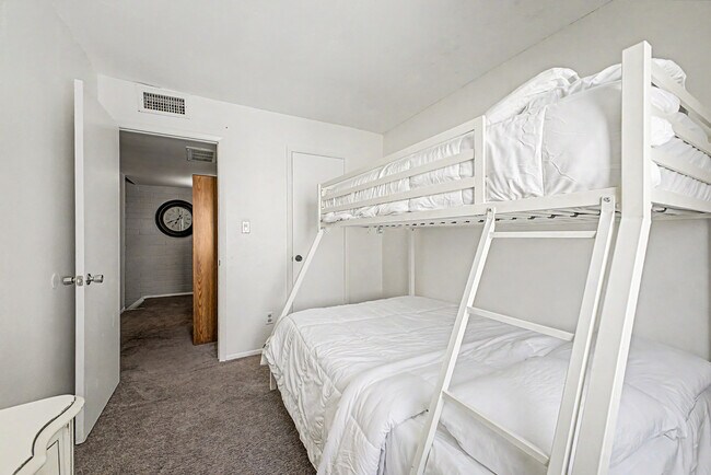 Building Photo - 8111 E Glenrosa Ave