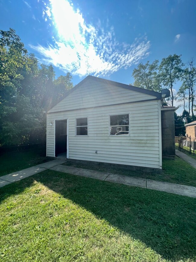 Building Photo - Updated Home! - 3 Bedroom 1 Bathroom - Pit...