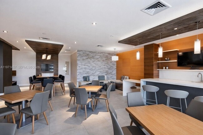 Building Photo - 600 NE 27th St