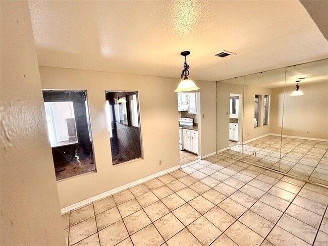 Building Photo - 10639 Sandpiper Dr