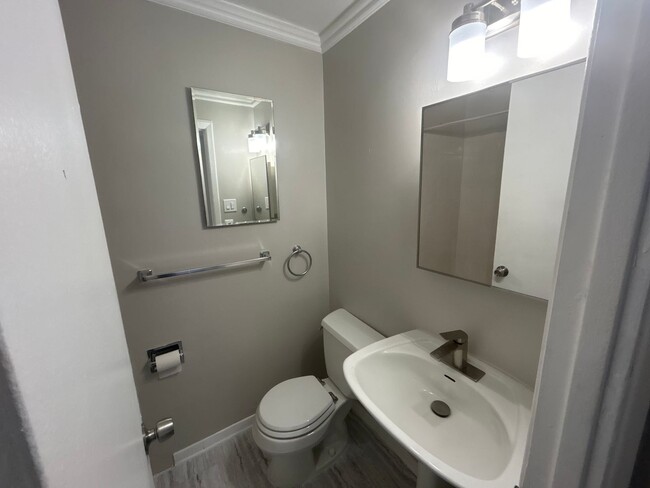 Building Photo - NEWLY AVAILABLE - RENOVATED 3 BR UNIT IN T...