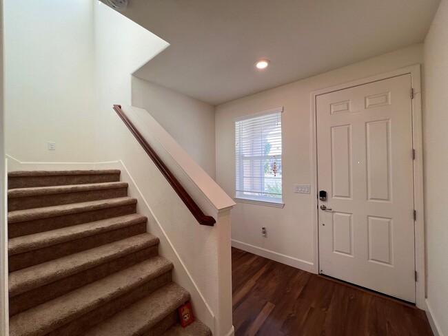 Building Photo - **MOVE-IN SPECIAL $500 OFF 1st Month** Lar...