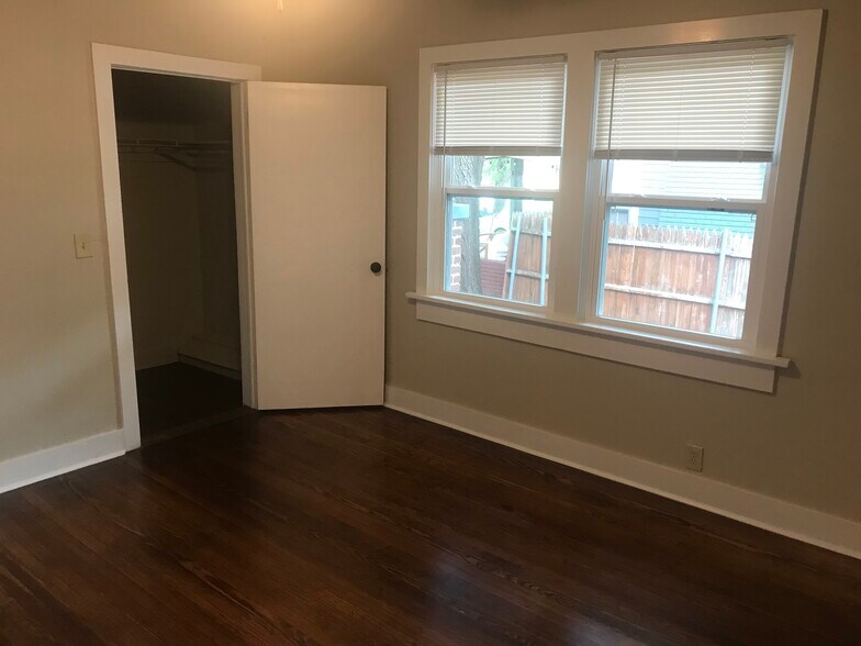 Master bedroom with walk-in closet - 512 NW 31st St