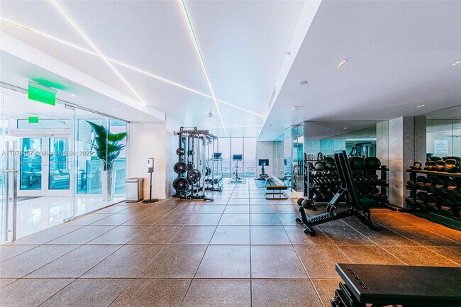 Building Photo - 700 NE 25th St