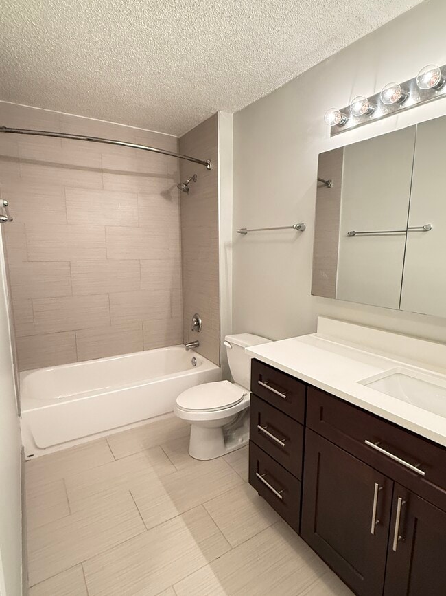 Building Photo - 544 N State St