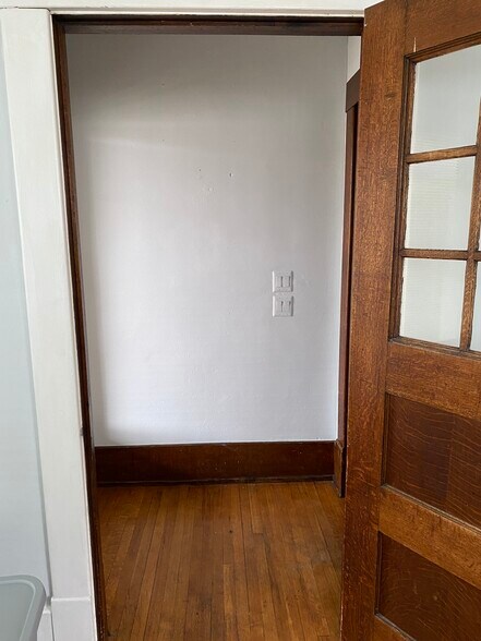 Front Entrance/Foyer - 424 E Maumee St