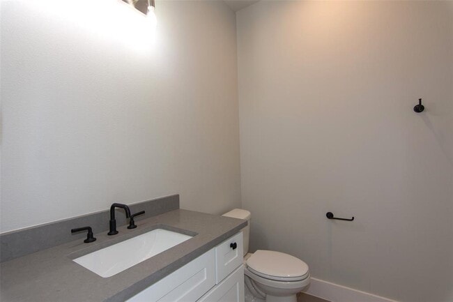 Building Photo - 2804 Lawrence Dr