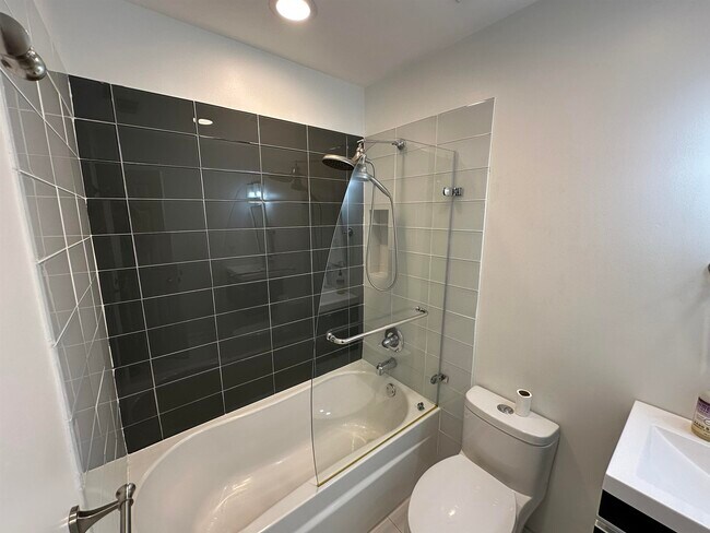 Building Photo - 1054 Island Dr