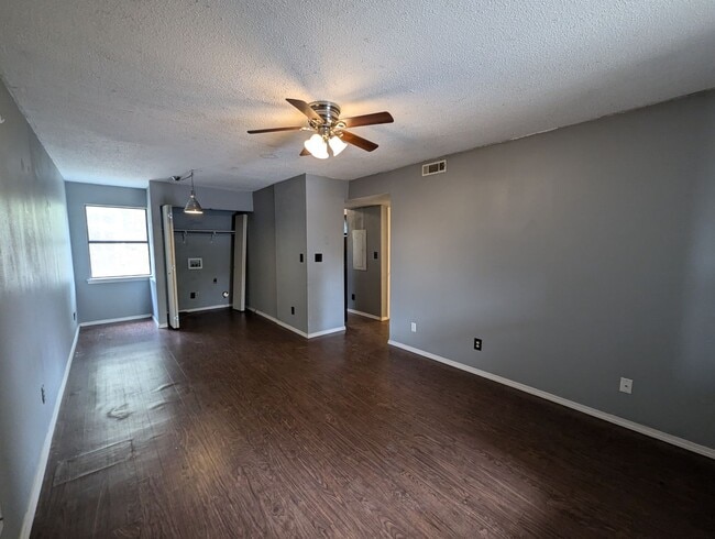 Building Photo - 2 Bedroom 1 Bath Condo Style Apartment