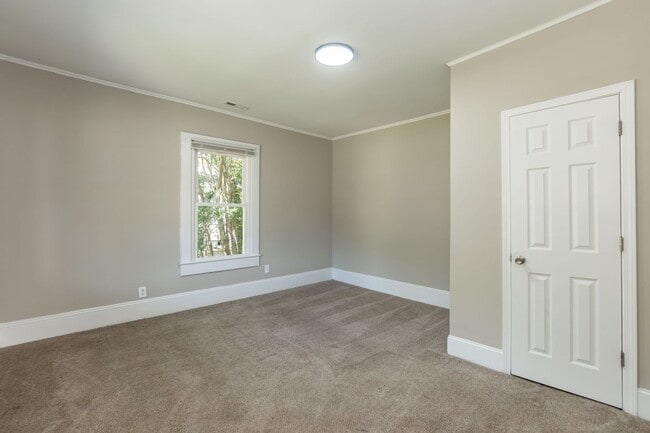 Building Photo - Recently Renovated Three bedroom Home!