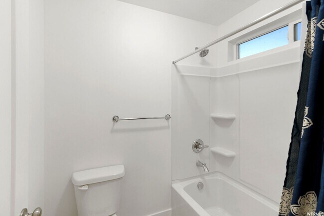 Building Photo - Stunning Home Right on the Golf Course!