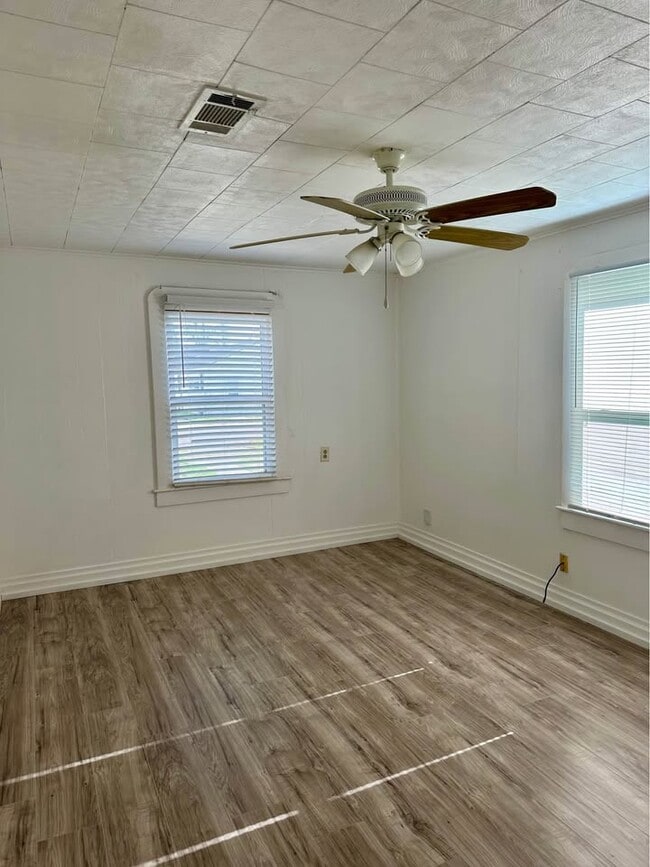 Building Photo - 648 Ave H