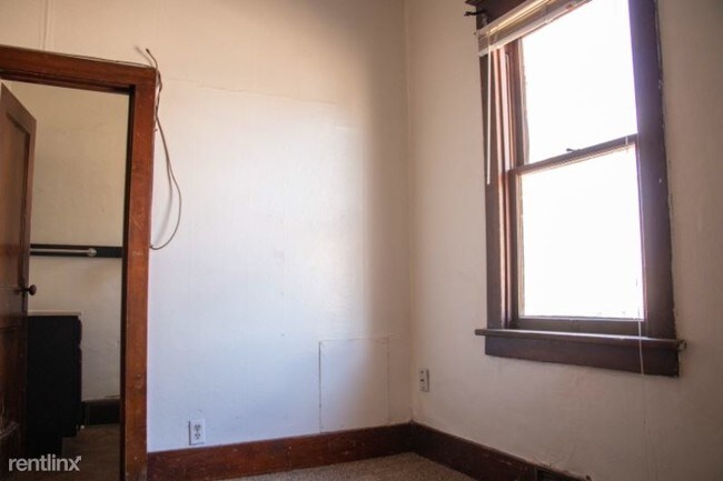 Building Photo - 2 br, 1 bath House - 1120 3rd Ave