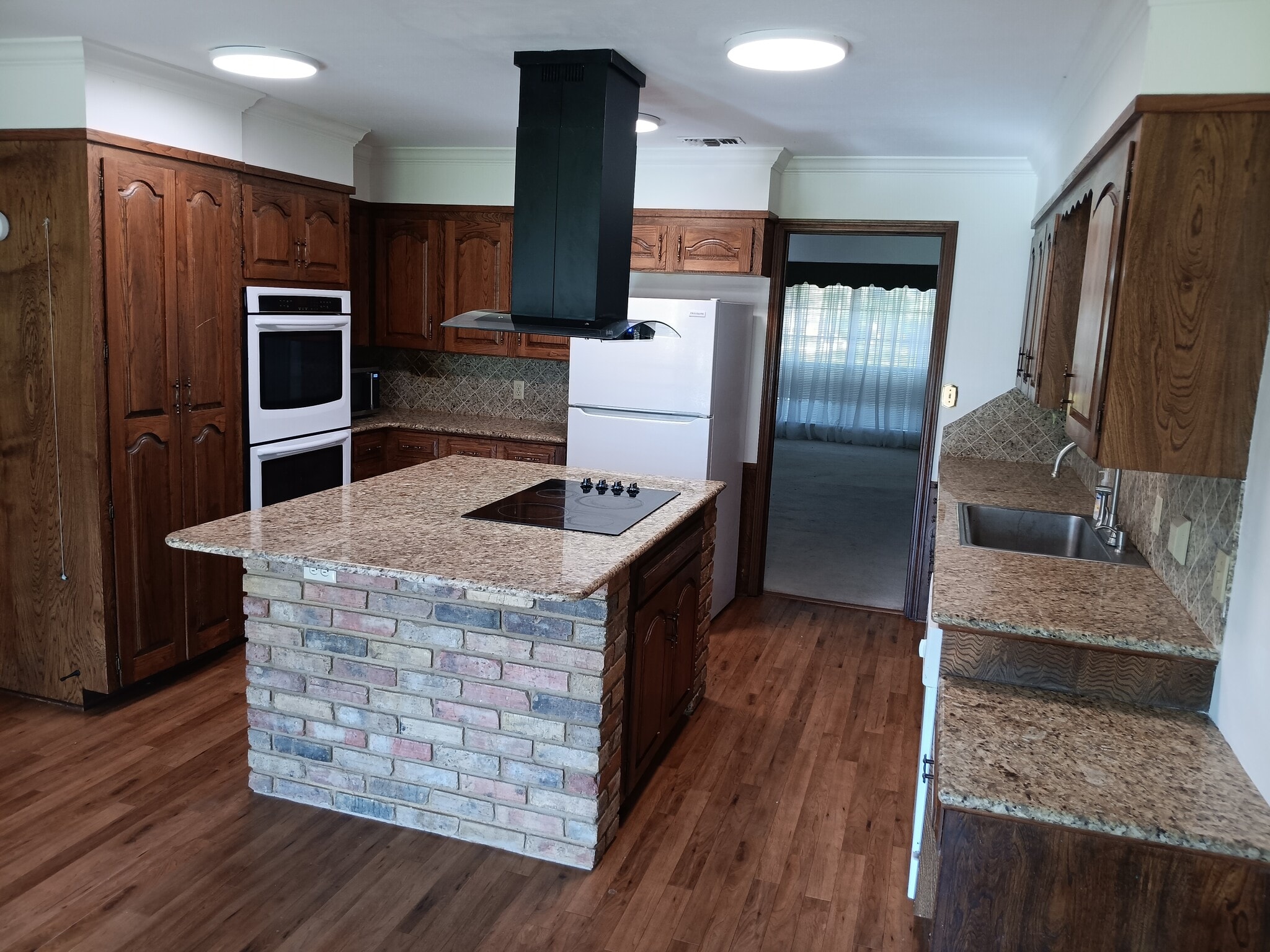 kitchen looking into dining - 2308 Wesley Cir