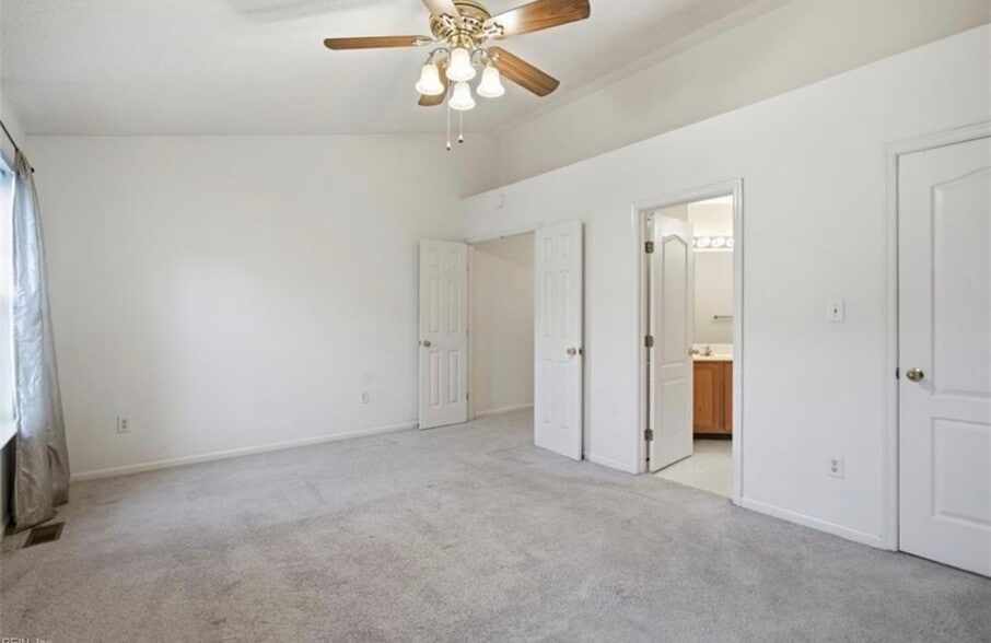 Master bedroom - 682 Windbrook Cir