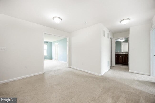Building Photo - 253 Fairfield Cir W
