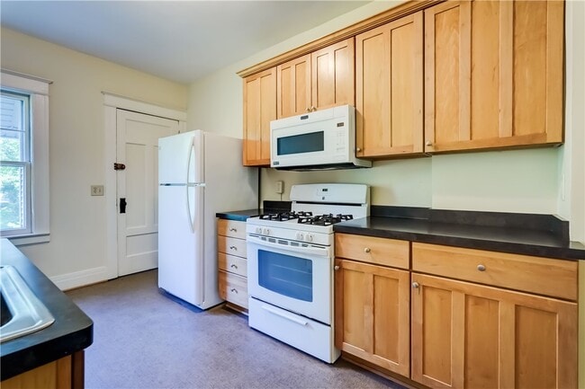 Building Photo - 290-296-296 Laburnam Crescent