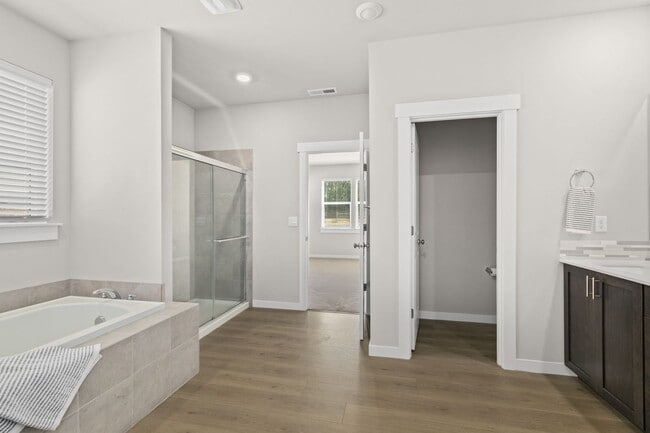 Building Photo - 4 Bedroom Home with Spacious Fully Fenced ...