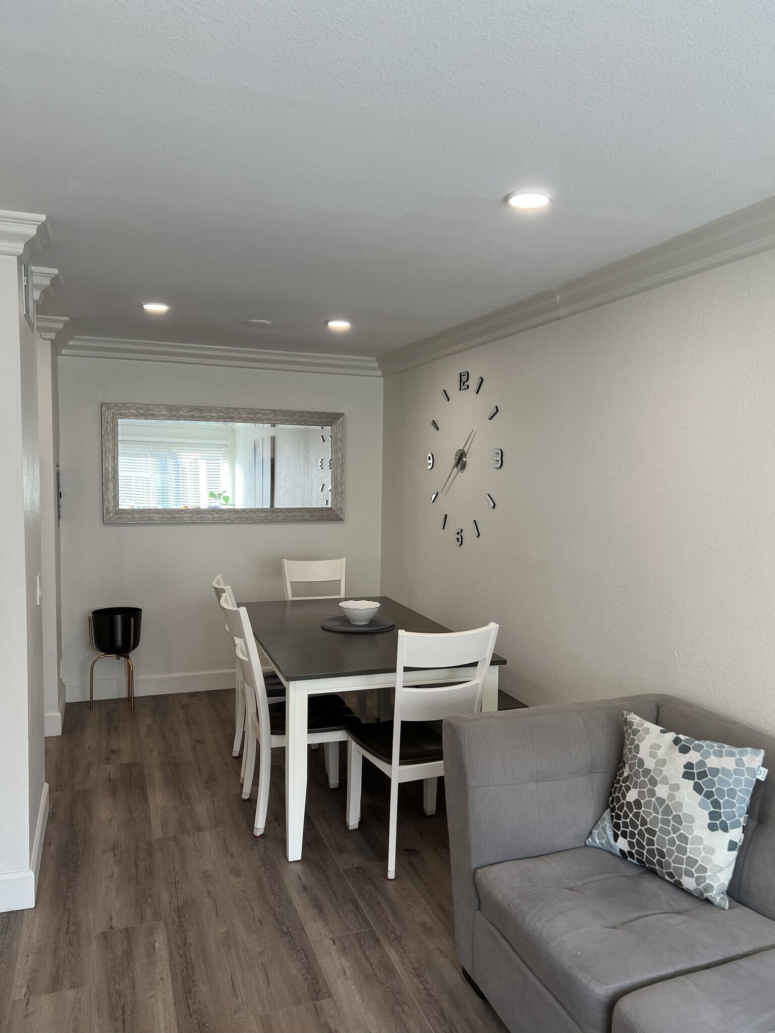 Building Photo - 355 N Maple St