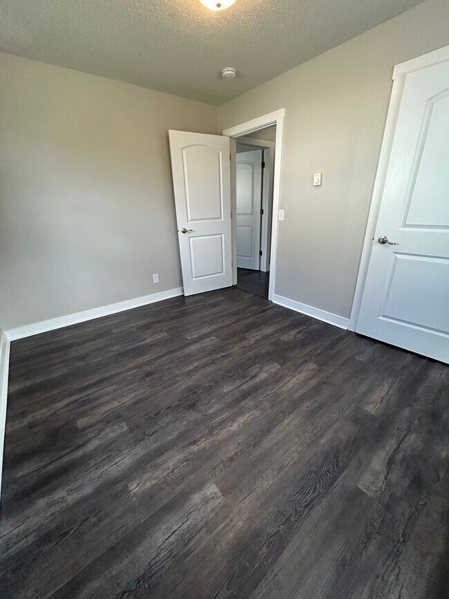 Building Photo - Recently Renovated 2 Bedroom Apartment