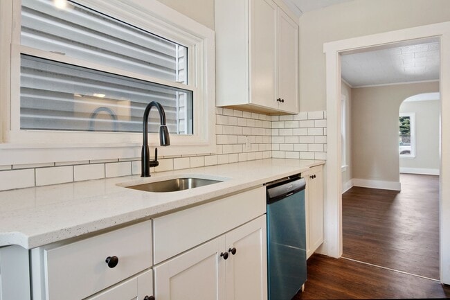 Building Photo - Coming Soon - Charming 3 Bedroom, 1 Bath S...