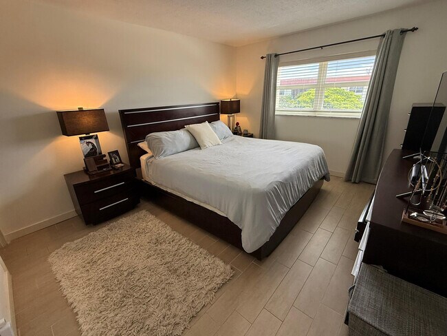 Building Photo - 5300 NE 24th Terrace