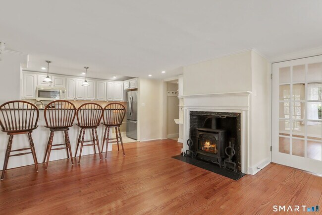 Building Photo - 410 Wilton Rd W