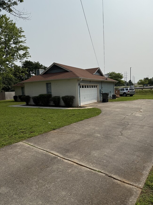 Building Photo - 117 Lewis Ln