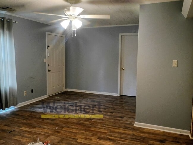 Building Photo - Spacious 4-Bed Home with Fenced Backyard