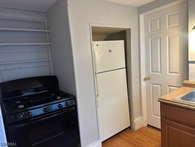 Building Photo - 98 Elm St