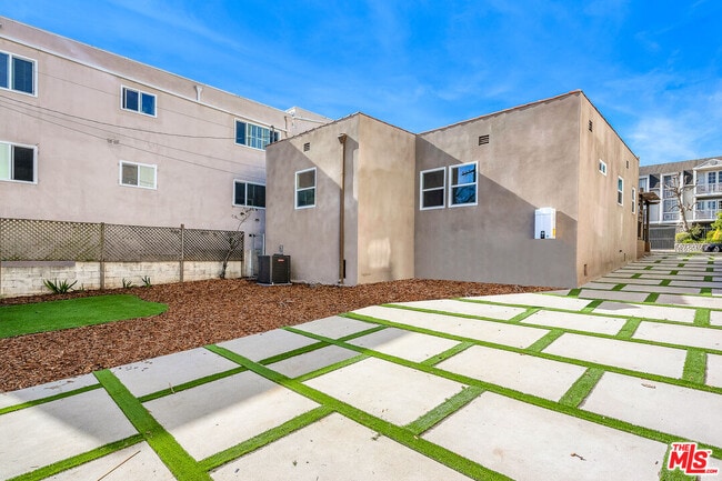 Building Photo - 1450 Reeves St