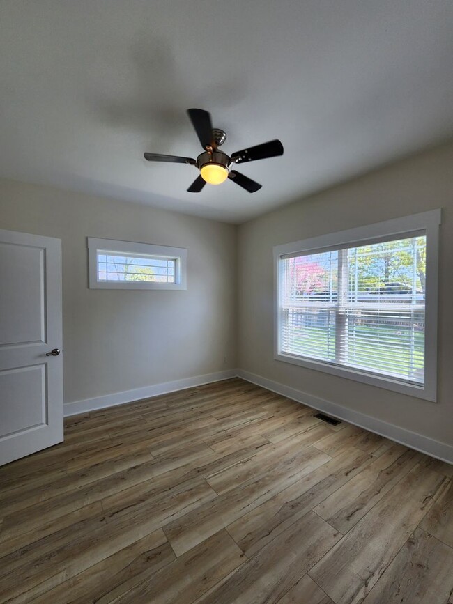 Building Photo - Renovated East Asheville Rental!