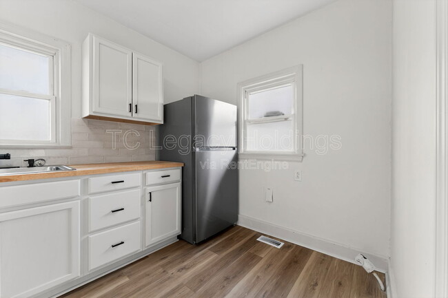 Building Photo - 604 1/2 Hart Street