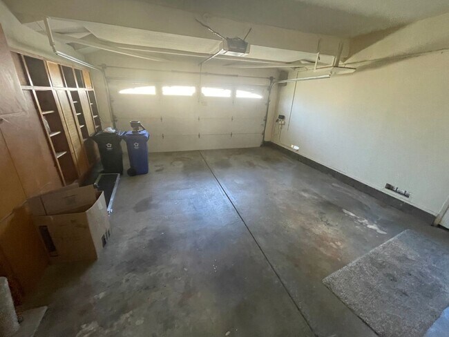Building Photo - $4,290 / BEAUTIFUL BROOKVALE HOME IN CENTR...