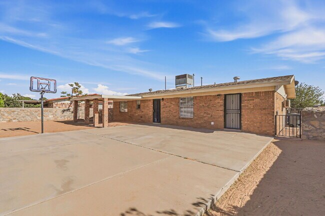 Building Photo - 3 bed 2 bath house with a studio