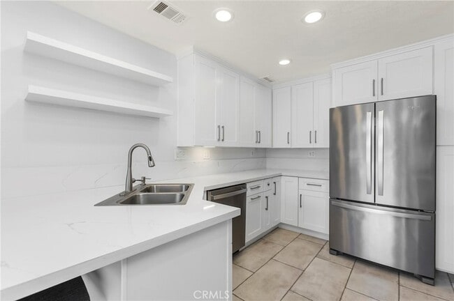 Building Photo - 10 Bravo Ln