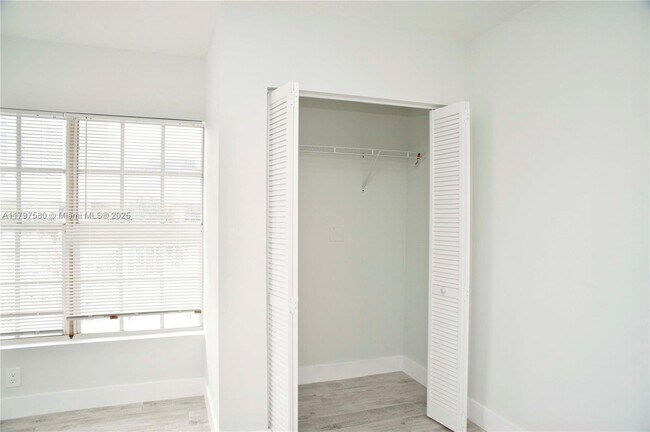 Building Photo - 4105 N Ocean Dr
