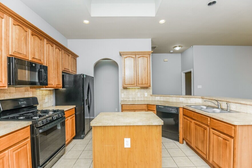 Building Photo - 1100 Hillwood Dr