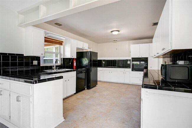Building Photo - 7000 Cane Hills Cir