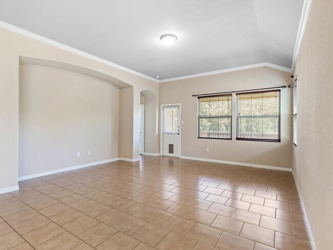 Building Photo - Charming Home Awaits: Spacious & Modern Living in a Prime Location