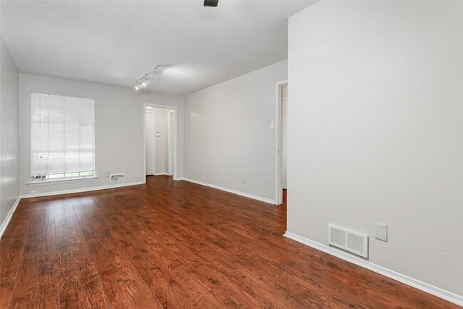 Building Photo - 7549 Brentcove Cir