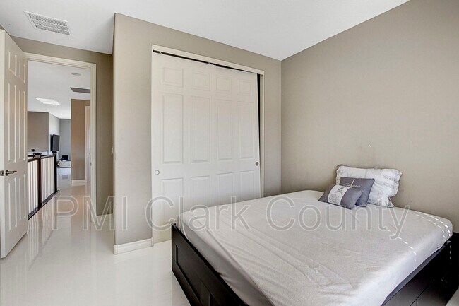 Building Photo - 320 Oakrun Ct