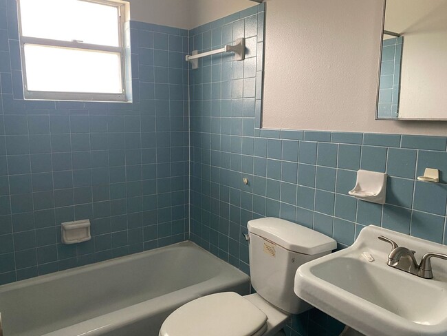 Building Photo - Spacious 2BR/1BA Duplex in Prime Lakeland ...