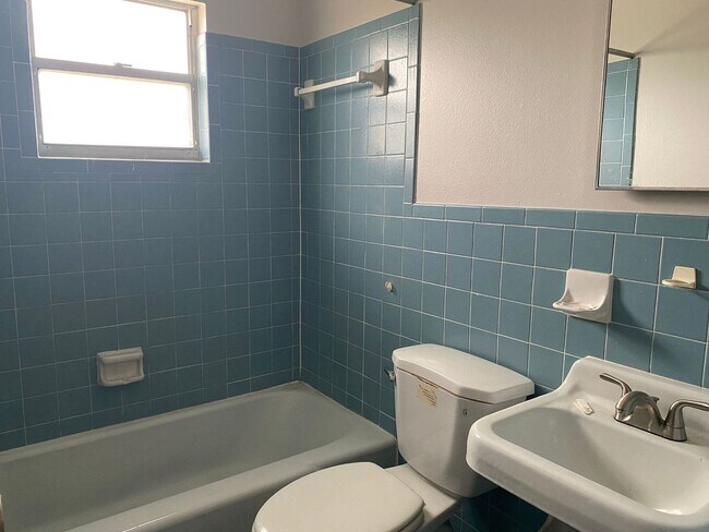 Building Photo - Spacious 2BR/1BA Townhouse in Prime Lakeland Location