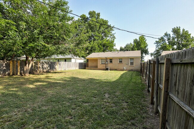Building Photo - 912 Garver St