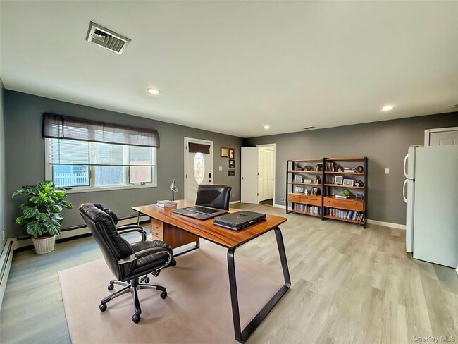 Building Photo - 102 Sycamore Cir